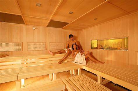 sauna mixte nu|First mixed nude sauna